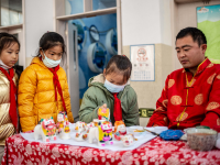   皮影、糖人、泥老虎、舞狮 孩子们看花了眼