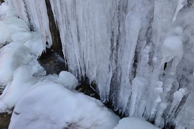 晶莹冰瀑+涓涓细流，暖冬里的别致小景