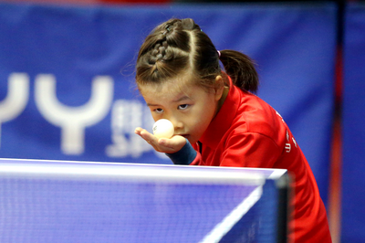 实拍:五六岁娃娃比拼乒乓球是啥画风？不止是萌…