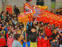   皮影、糖人、泥老虎、舞狮 孩子们看花了眼