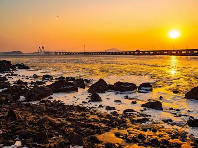 寒潮来袭，丁字湾大桥下海水结冰了！