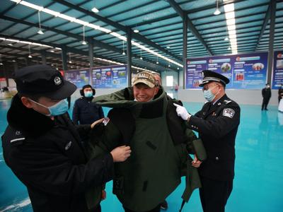 开眼界！青岛这里公安“警营开放日”，市民把玩试穿防爆服、防弹衣
