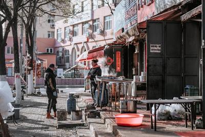 馋了吗？青岛街头巷尾香肠开晒！