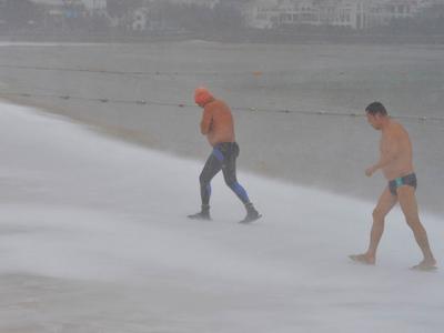 看着就冷！冬泳爱好者“笑傲”冰水