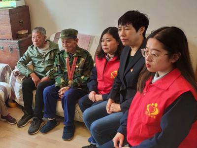 青岛八旬老人家人去世无法及时赶到送最后一程，爱心陪伴志愿者伸出援手
