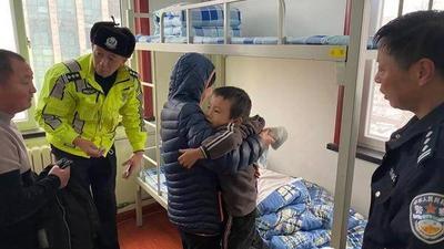 3岁男孩大雪天赤脚穿拖鞋溜出家门后回不了家，热心人抱起救助李沧交警……