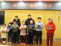 一副小手套 温暖一个冬天