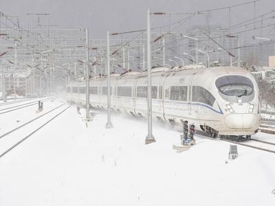 “雪窝子”迎来大雪 铁路人连夜战风雪