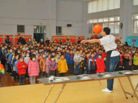   皮影、糖人、泥老虎、舞狮 孩子们看花了眼