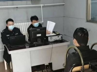 警方提醒：尽量避免在网上上传清晰证件照，不要用陌生人的手机照相或合影！