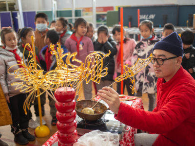   皮影、糖人、泥老虎、舞狮 孩子们看花了眼