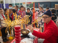   皮影、糖人、泥老虎、舞狮 孩子们看花了眼