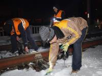 “雪窝子”迎来大雪 铁路人连夜战风雪