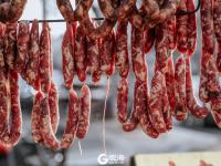 馋了吗？青岛街头巷尾香肠开晒！