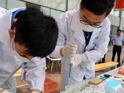 国家医保局：治疗新冠肺炎药品列入国家医保目录