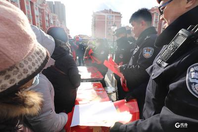 可盐可甜！全国首个人民警察节到来之际，市北公安全面开展“110进校园进社区进企业”活动，给居民送“福”！