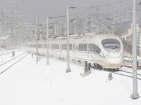 “雪窝子”迎来大雪 铁路人连夜战风雪