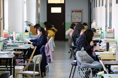 考研备战一座难求，青岛考生为“座”痴狂