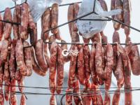 馋了吗？青岛街头巷尾香肠开晒！