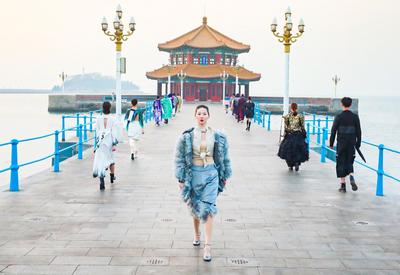 今天这里超亮眼！百年栈桥变身时尚T台