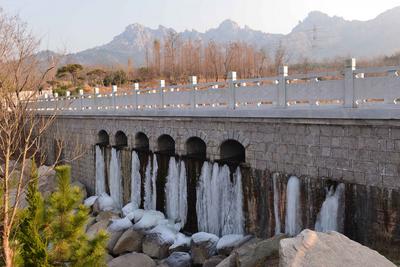 晶莹冰瀑+涓涓细流，暖冬里的别致小景