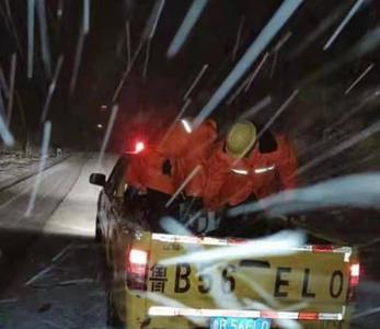 给力！胶州交通24小时不间断除雪作业