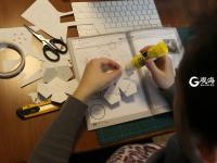 走！跟着这位姑娘走进立体书的“折叠世界”