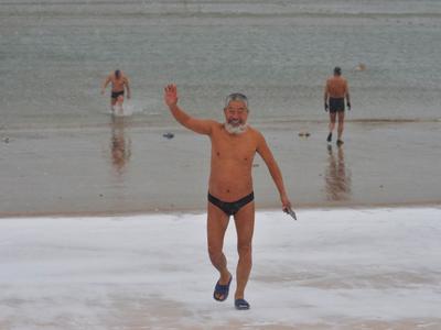 看着就冷！冬泳爱好者“笑傲”冰水