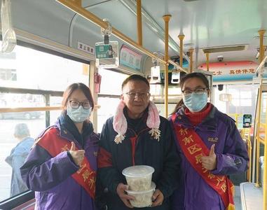 冬至暖人心！青岛萌娃包饺子、织围巾，给公交驾驶员送来冬日惊喜