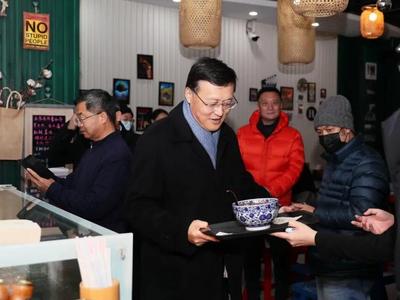 关注个体工商户和小微企业！调研结束后，政协主席带队返回这家“网红”面馆