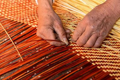 刮篾子、编隔子、挑席子...鲜艳夺目的红席是什么做的？