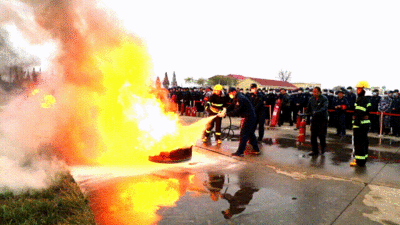 冲！为打赢练就钢筋铁骨！