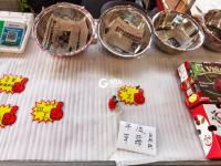 寒冬中，蔬菜“藏”在棉被毛毯下面卖