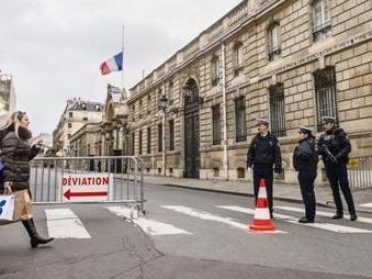 马克龙发自拍视频表示情况良好，敦促法国民众遵守防疫措施
