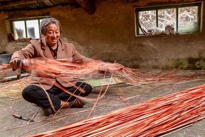 刮篾子、编隔子、挑席子...鲜艳夺目的红席是什么做的？