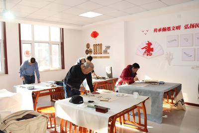 青岛一老年学校8日揭牌，设有舞蹈、健身、手工活动、书法绘画教室等