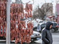 馋了吗？青岛街头巷尾香肠开晒！