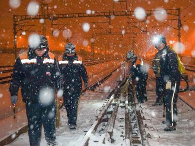 “雪窝子”迎来大雪 铁路人连夜战风雪