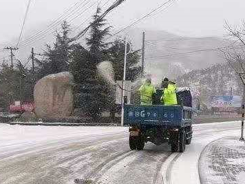 青岛公路加紧除雪防滑，普通国省道基本畅通