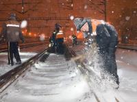 “雪窝子”迎来大雪 铁路人连夜战风雪