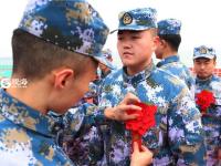 这一刻，退伍前的水兵圆梦了!