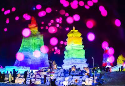 长春：夜幕下的“冰雪梦境”