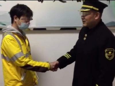 广西南宁一小区保安用防爆钢叉锁外卖员脖子，物业回应