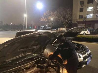 青岛男司机送孩子上学发现车辆抛锚，路过女司机看到后……
