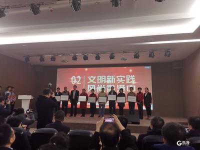 市南香港中路街道召开党建联席会，50余家单位组织受表彰