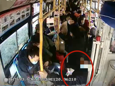 青岛公交暖心一幕：中年男乘客突然晕倒，一车乘客伸出援手……