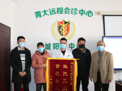好样的！城阳这位医生路边跪地救人