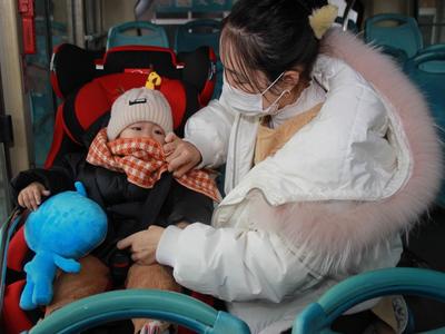 司机自掏腰包安装宝宝安全座椅，青岛这趟公交车被赞像坐“头等舱”