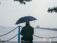 不惧寒风还是为了生活？他们仍然在街头