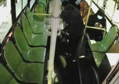 胶州：乘客口吐白沫 公交车秒变“急救车”上演暖心急救
